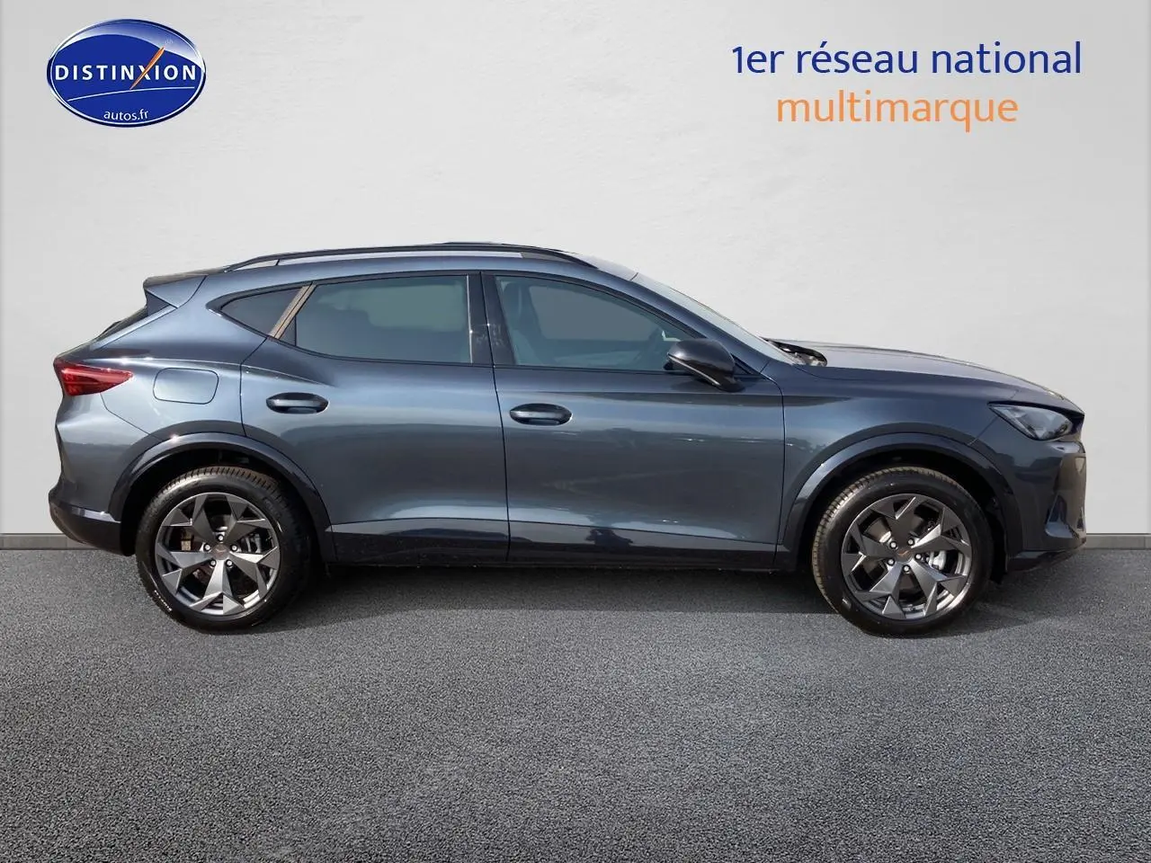 Vue latérale droite d'un CUPRA Formentor gris magnétique avec jantes alu 18 pouces sur fond neutre.