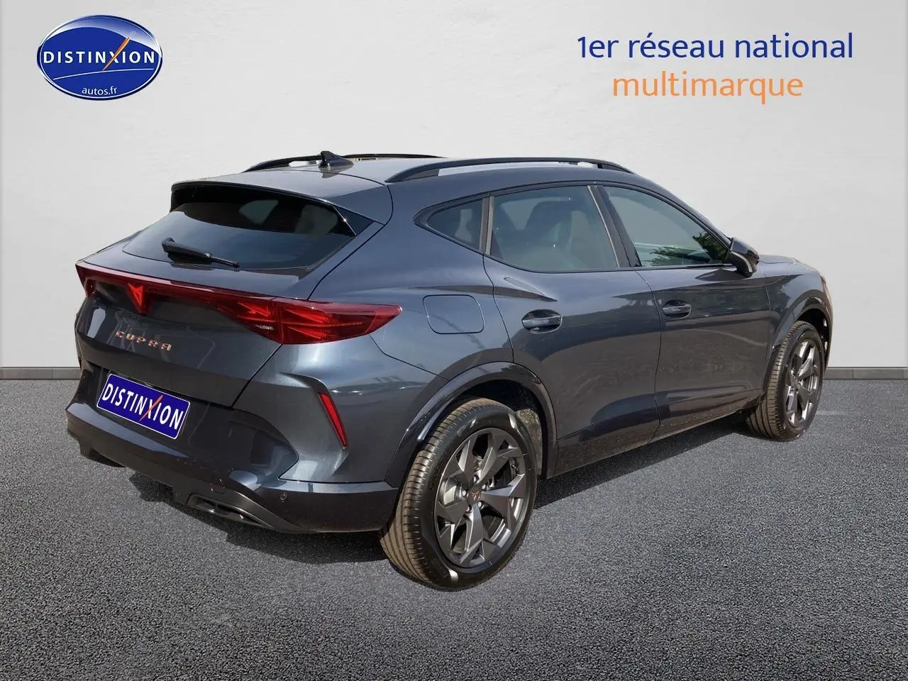 Vue 3/4 arrière droite du CUPRA Formentor gris magnétique 2025 avec jantes alu 18 pouces et feux LED distinctifs.