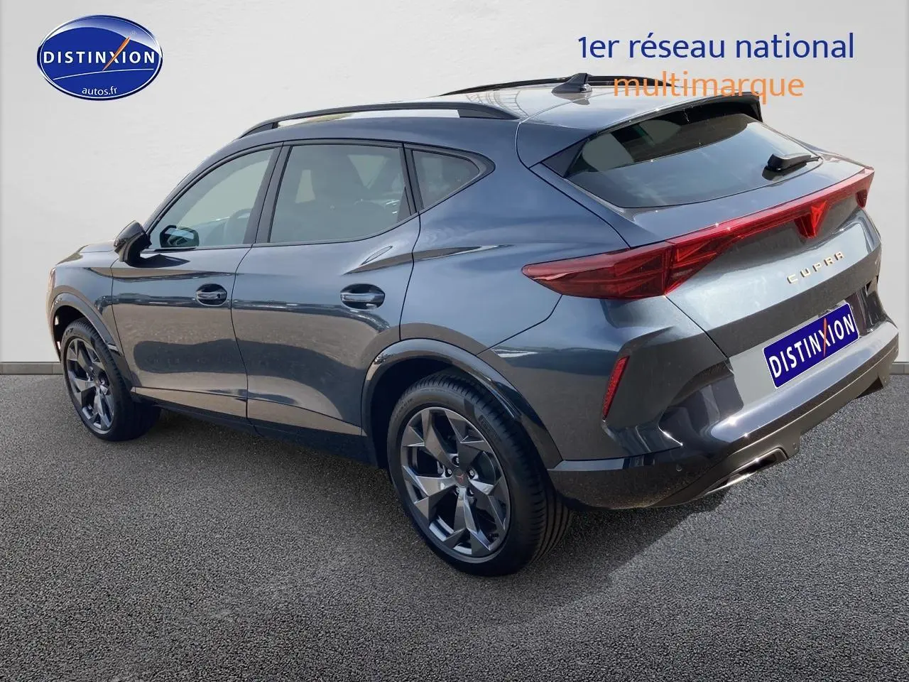 Vue 3/4 arrière droite du CUPRA Formentor gris magnétique 2025 avec jantes alu et feux arrière LED distinctifs.