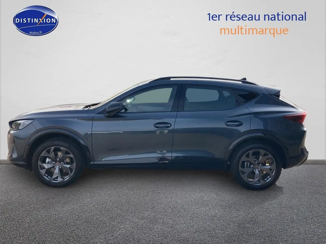 Vue de profil côté gauche du CUPRA Formentor 1.5 etsi hybrid 2025 en gris magnétique avec jantes alu 18 pouces.