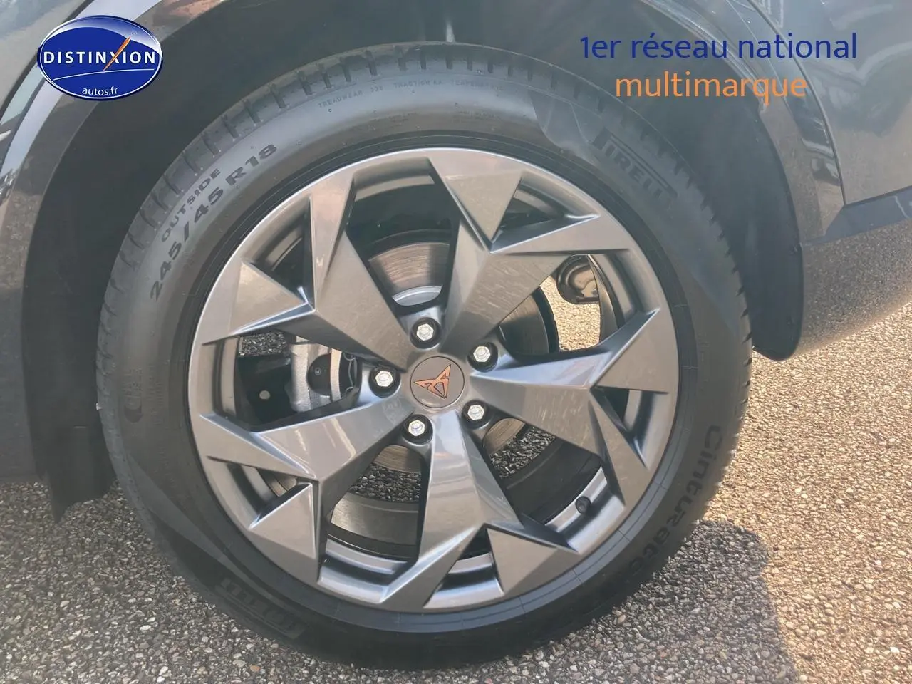 Gros plan sur la jante alu 18 pouces gris magnétique du CUPRA Formentor 1.5 etsi hybrid 2025, pneu Pirelli visible.