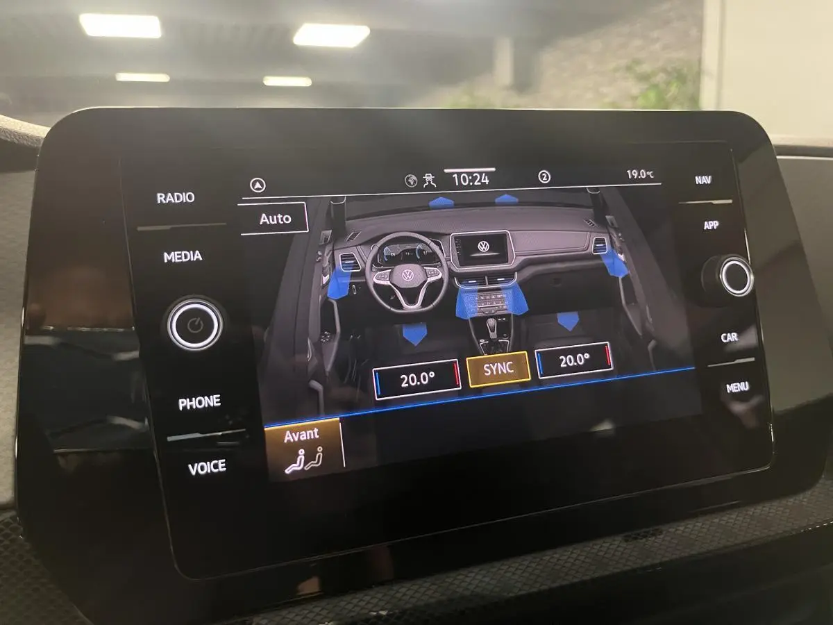 Écran tactile du système multimédia montrant la ventilation avant du Volkswagen T-Cross 2024.