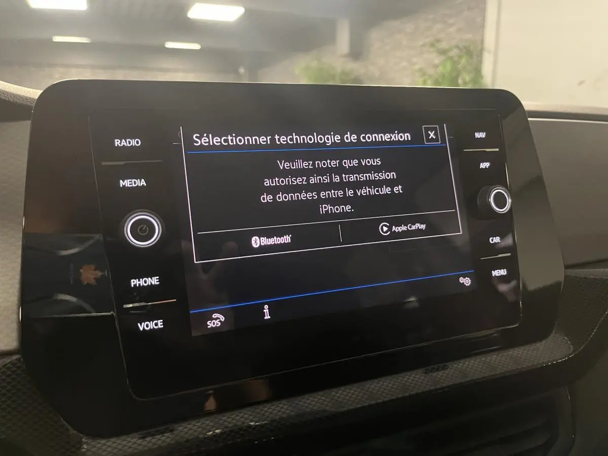 Écran tactile central du Volkswagen T-Cross 2024 affichant la sélection de connexion Bluetooth et Apple CarPlay.