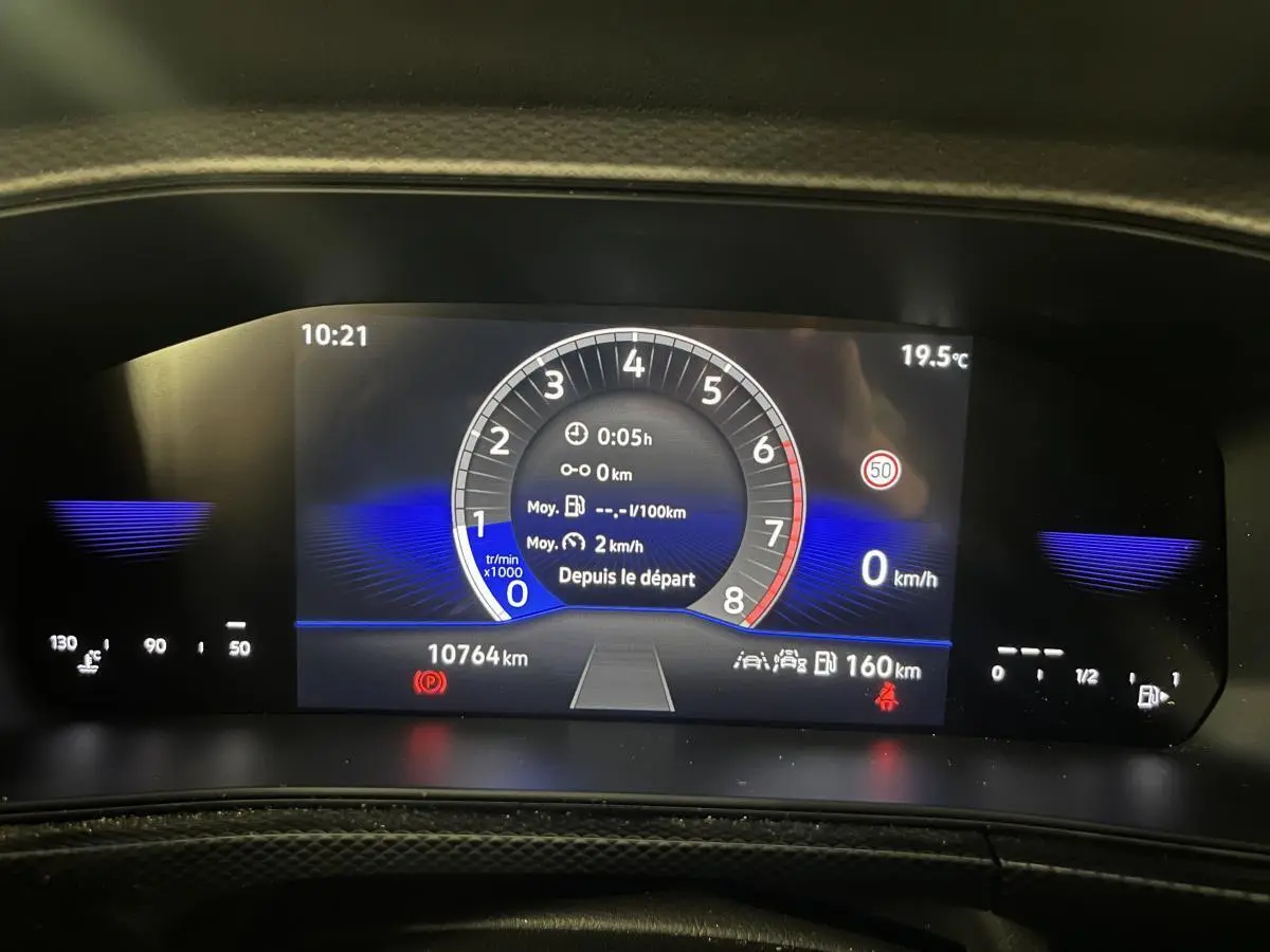 Affichage du tableau de bord digital du Volkswagen T-Cross 2024, montrant le compte-tours et la vitesse à 0 km/h.