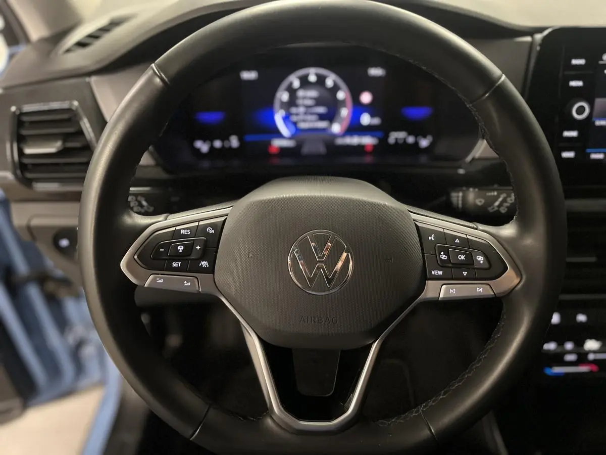 Volant en cuir noir de Volkswagen T-Cross 2024, vue frontale centrée sur les commandes multifonctions.