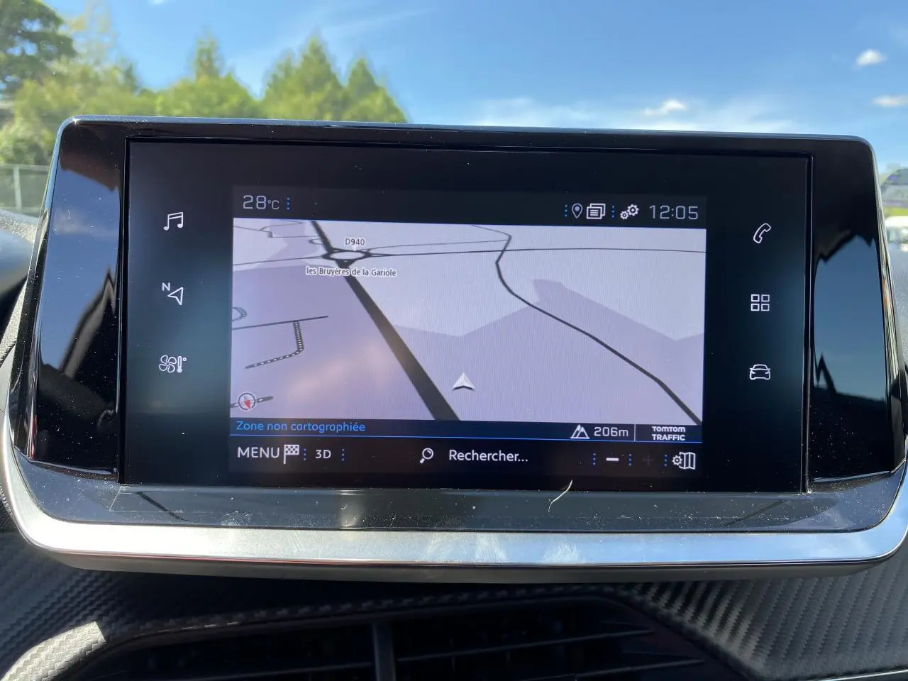 Écran tactile central du tableau de bord du Peugeot 2008 2021 affichant la navigation GPS en plein jour