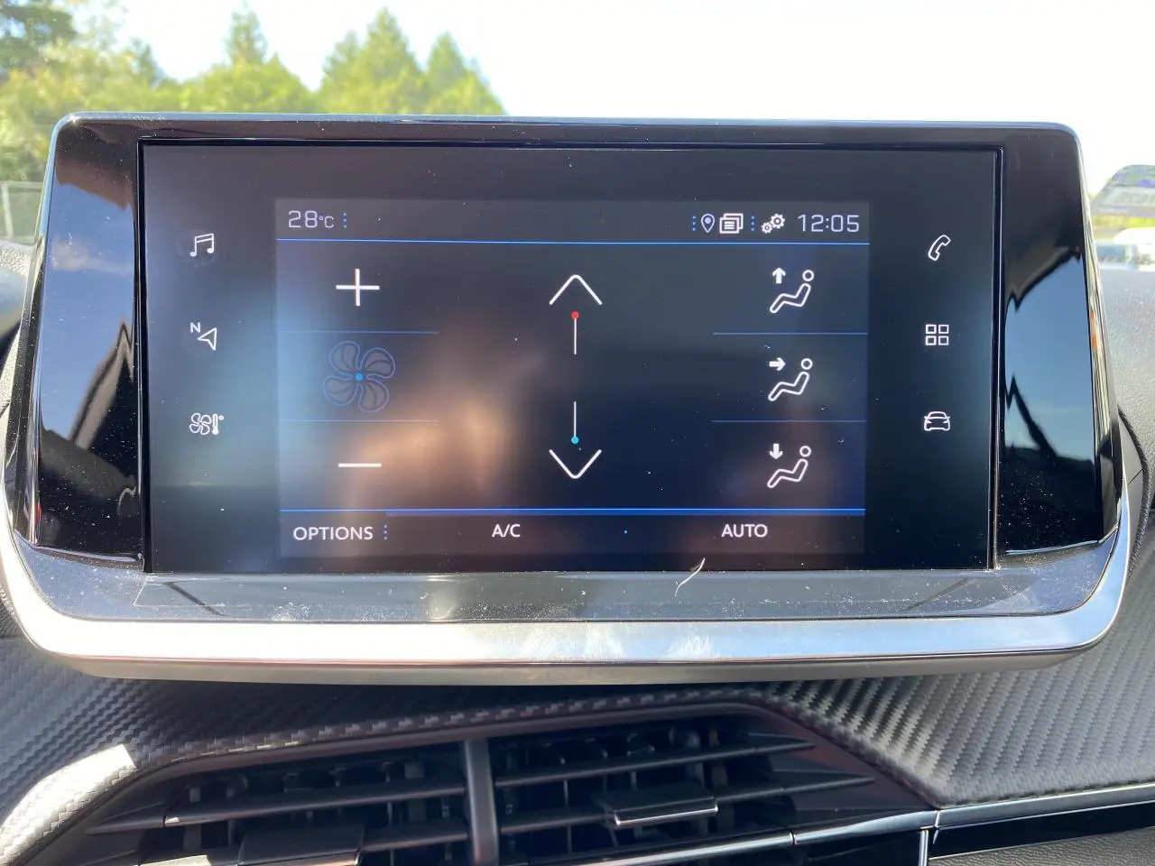 Écran tactile central du Peugeot 2008 bleu 2021 montrant les réglages de climatisation automatique.