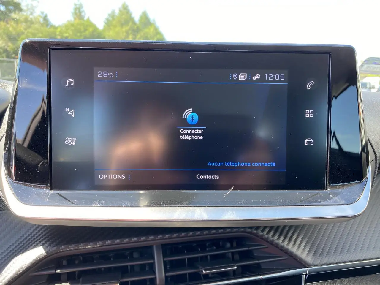 Écran tactile central du tableau de bord du Peugeot 2008 bleu 2021, affichant la connexion Bluetooth téléphone.