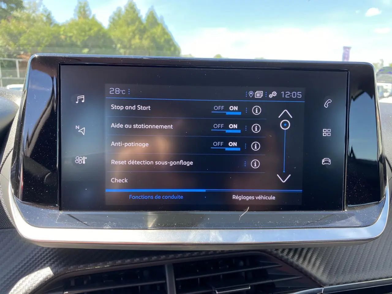 Écran tactile central du Peugeot 2008 2021 affichant les réglages d'aide à la conduite dans un intérieur moderne.