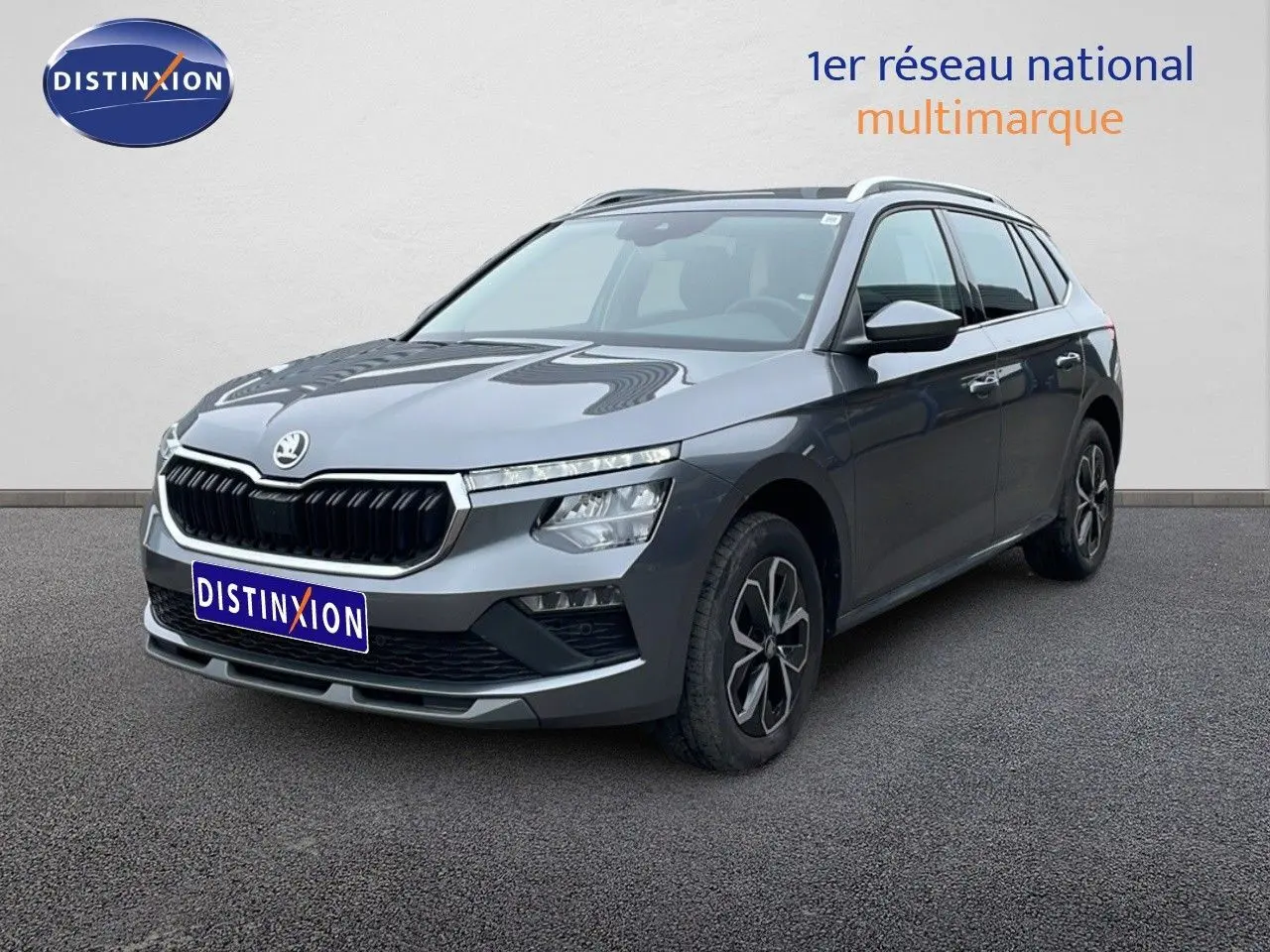 Vue 3/4 avant d'un Skoda Kamiq gris graphite métal avec calandre noire et jantes alliage noires.