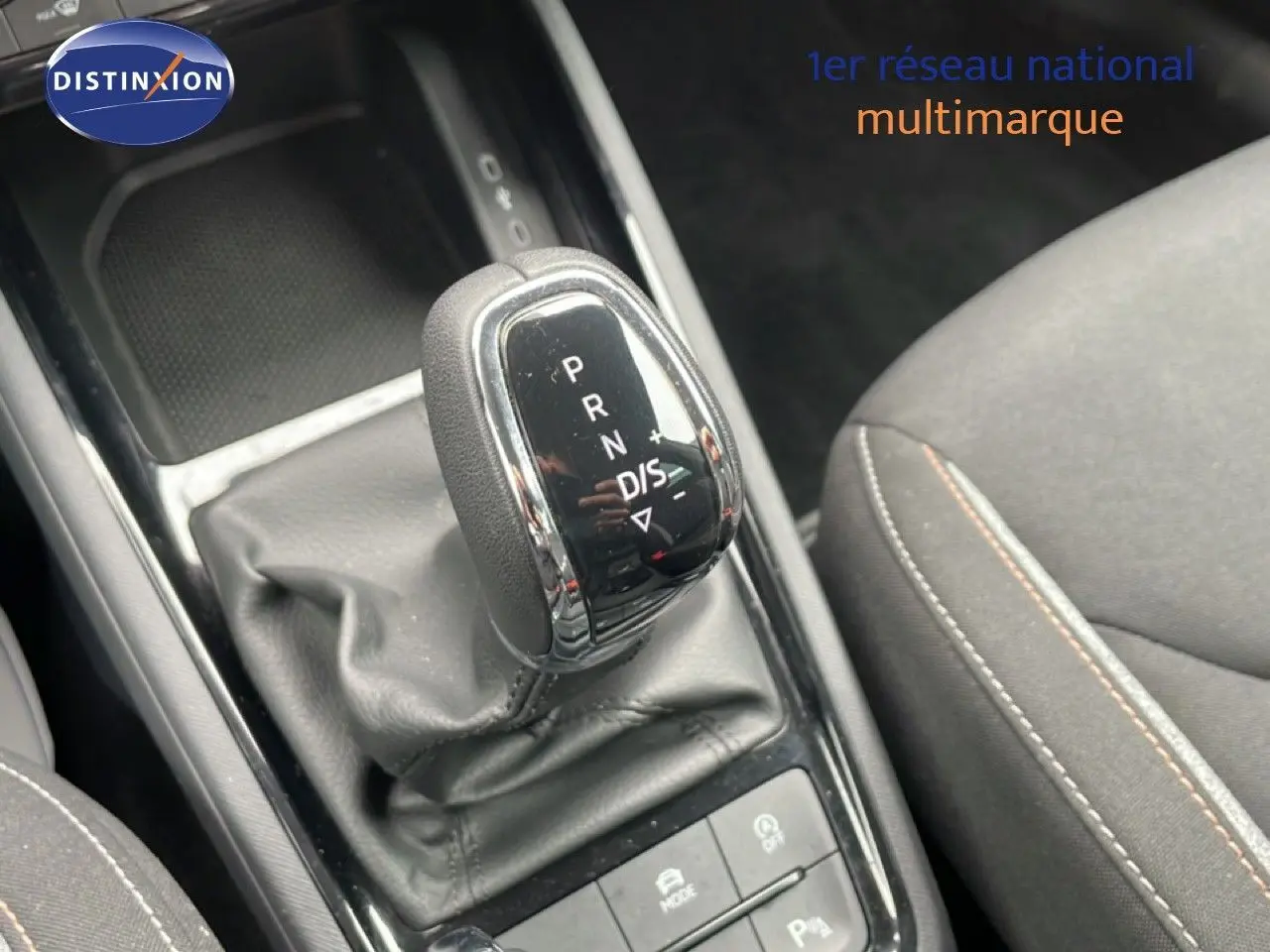 Le levier de vitesses automatique du Skoda Kamiq gris graphite, vue rapprochée de la console centrale et siège tissu.