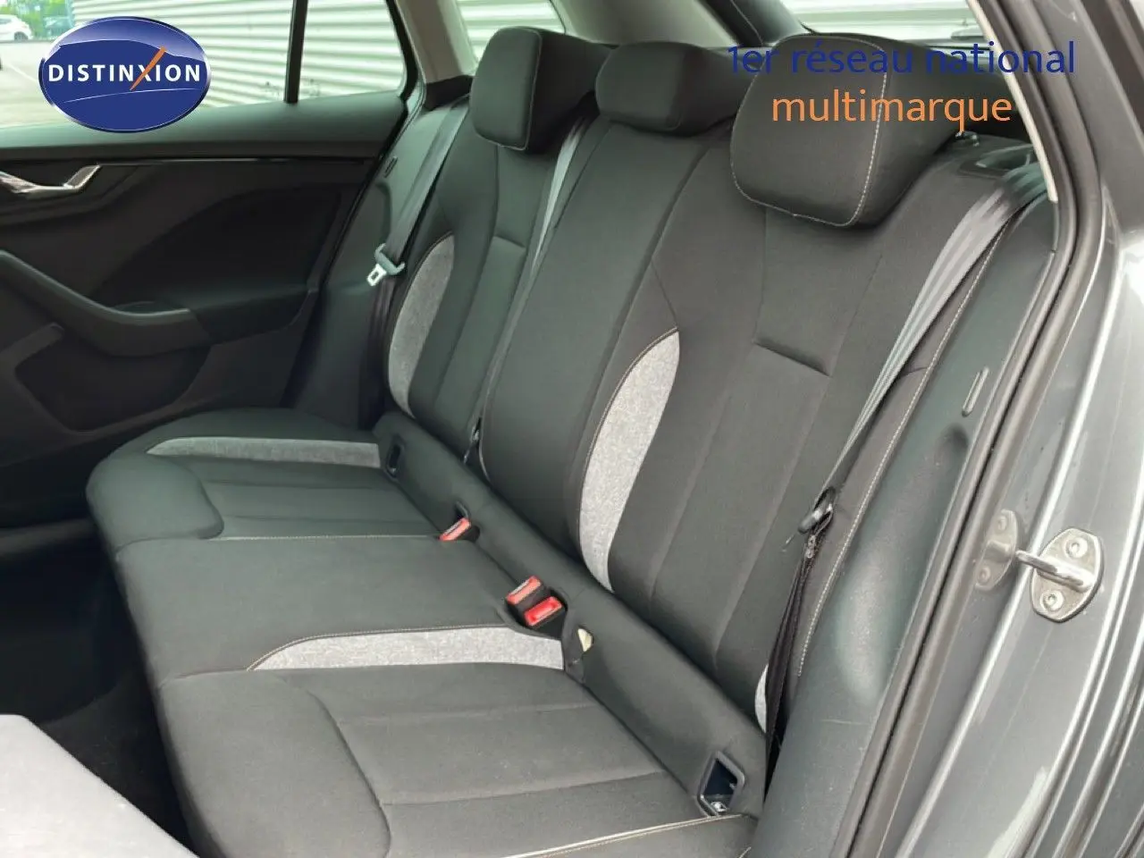 Vue intérieure côté droit des sièges arrière en tissu noir et gris d’un Skoda Kamiq gris graphite métal 2025.