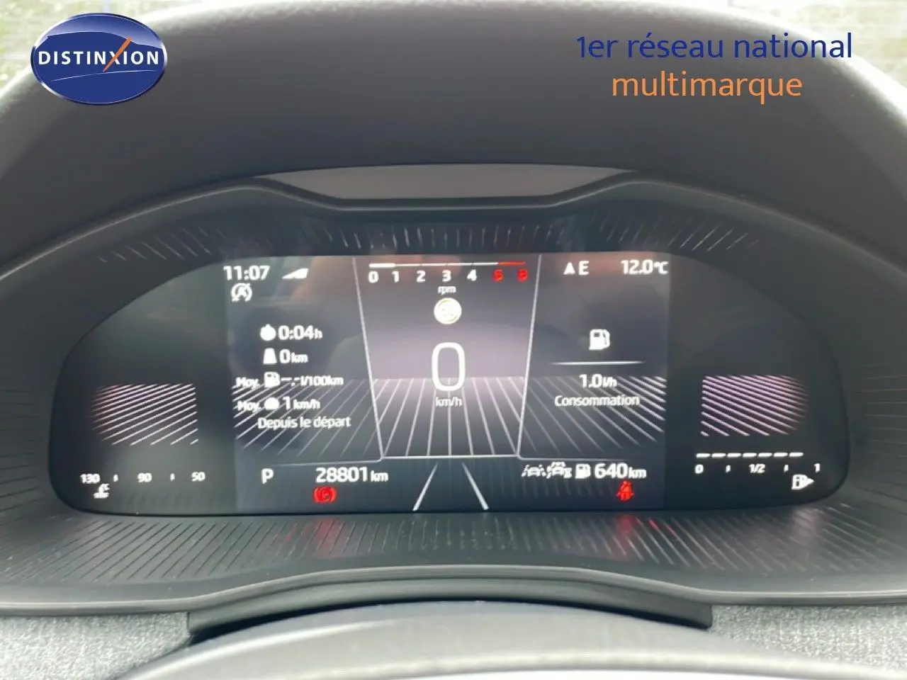 Tableau de bord numérique du Skoda Kamiq 2025, affichage digital complet avec vitesse à 0 km/h et jauge essence visible.