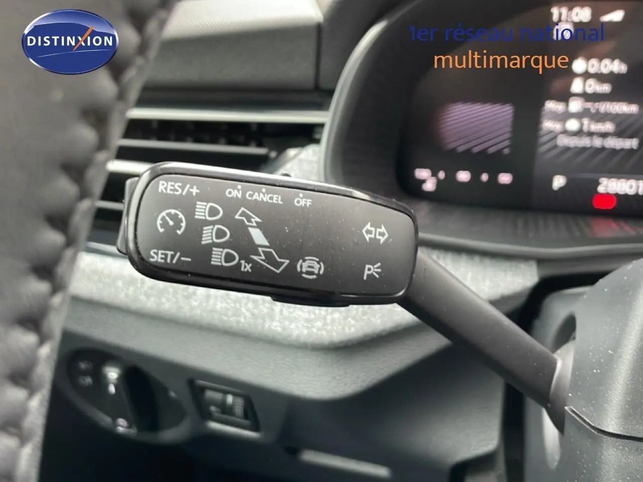 Gros plan sur la commande de régulateur de vitesse à gauche du volant d’un Skoda Kamiq gris graphite 2025.