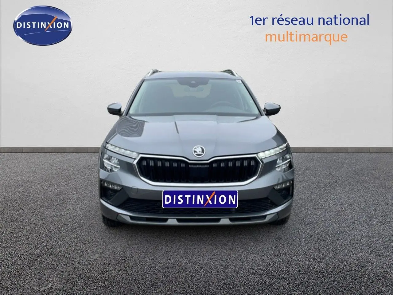 Vue frontale d'un Skoda Kamiq gris graphite métal 2025 avec calandre noire et phares LED distinctifs.