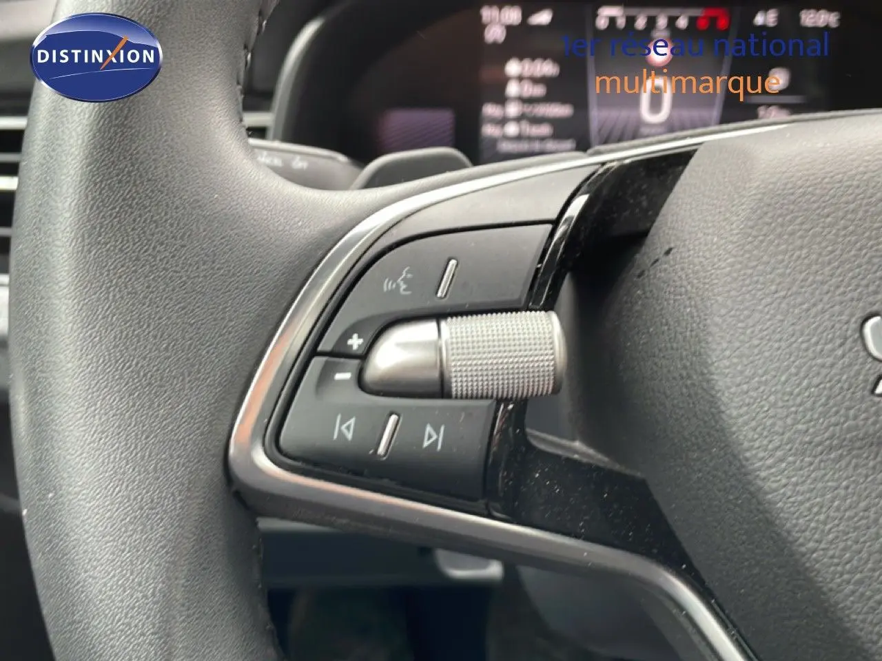 Gros plan sur les commandes gauche du volant du Skoda Kamiq gris graphite, avec molette et boutons multifonctions.