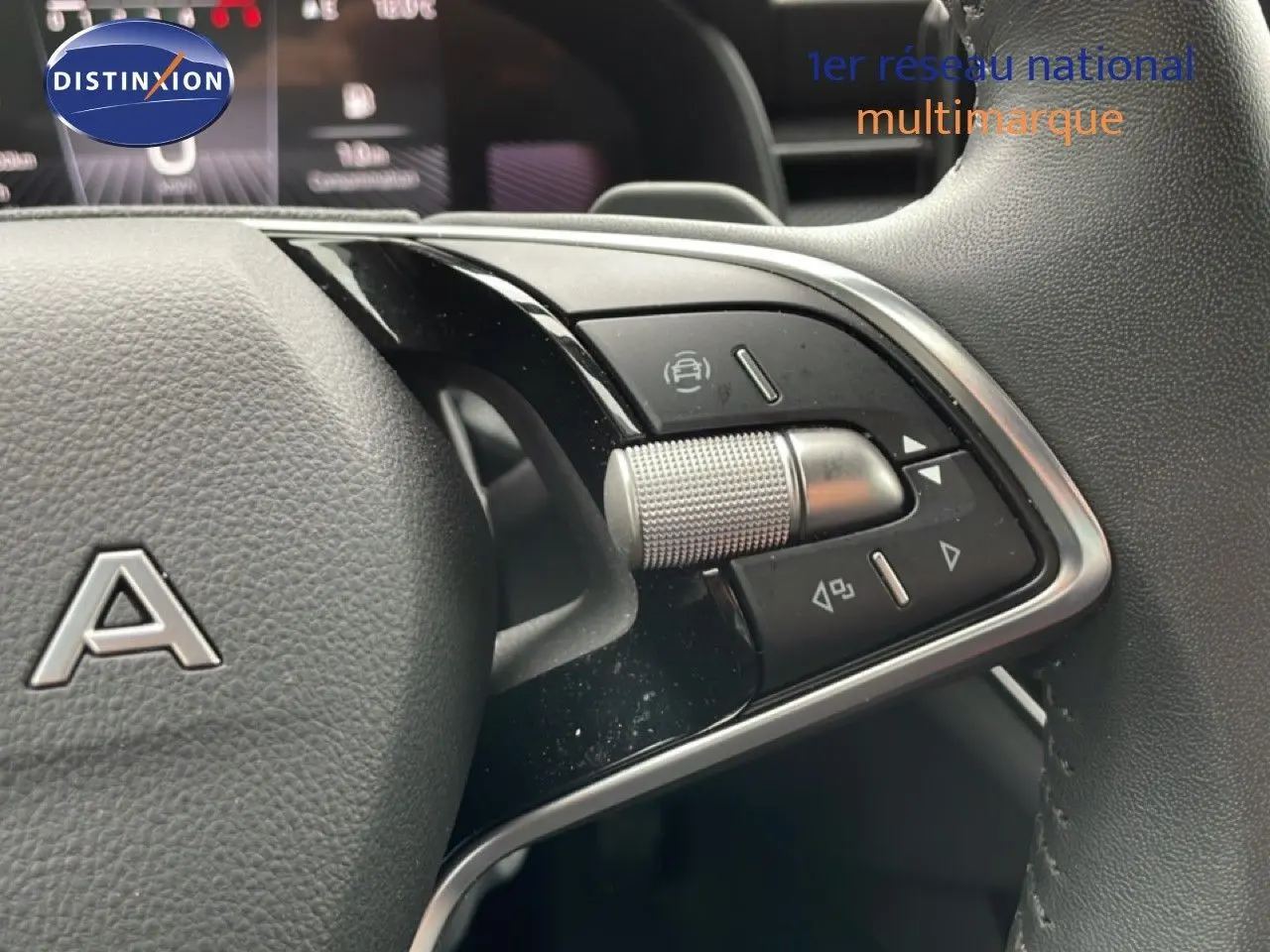 Gros plan sur les commandes au volant du Skoda Kamiq 2025, finition cuir noir avec molette et boutons multifonctions.