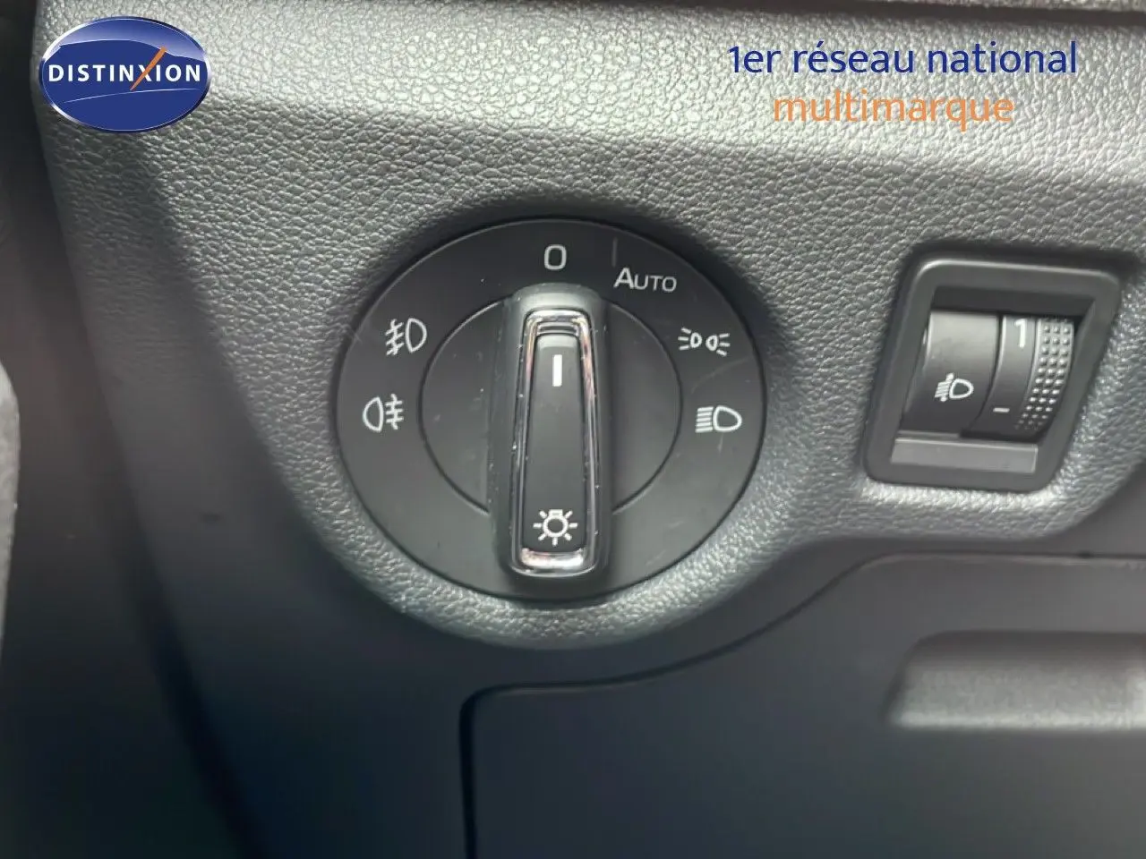 Gros plan sur le sélecteur de phares noir dans l’habitacle du Skoda Kamiq gris graphite 2025.