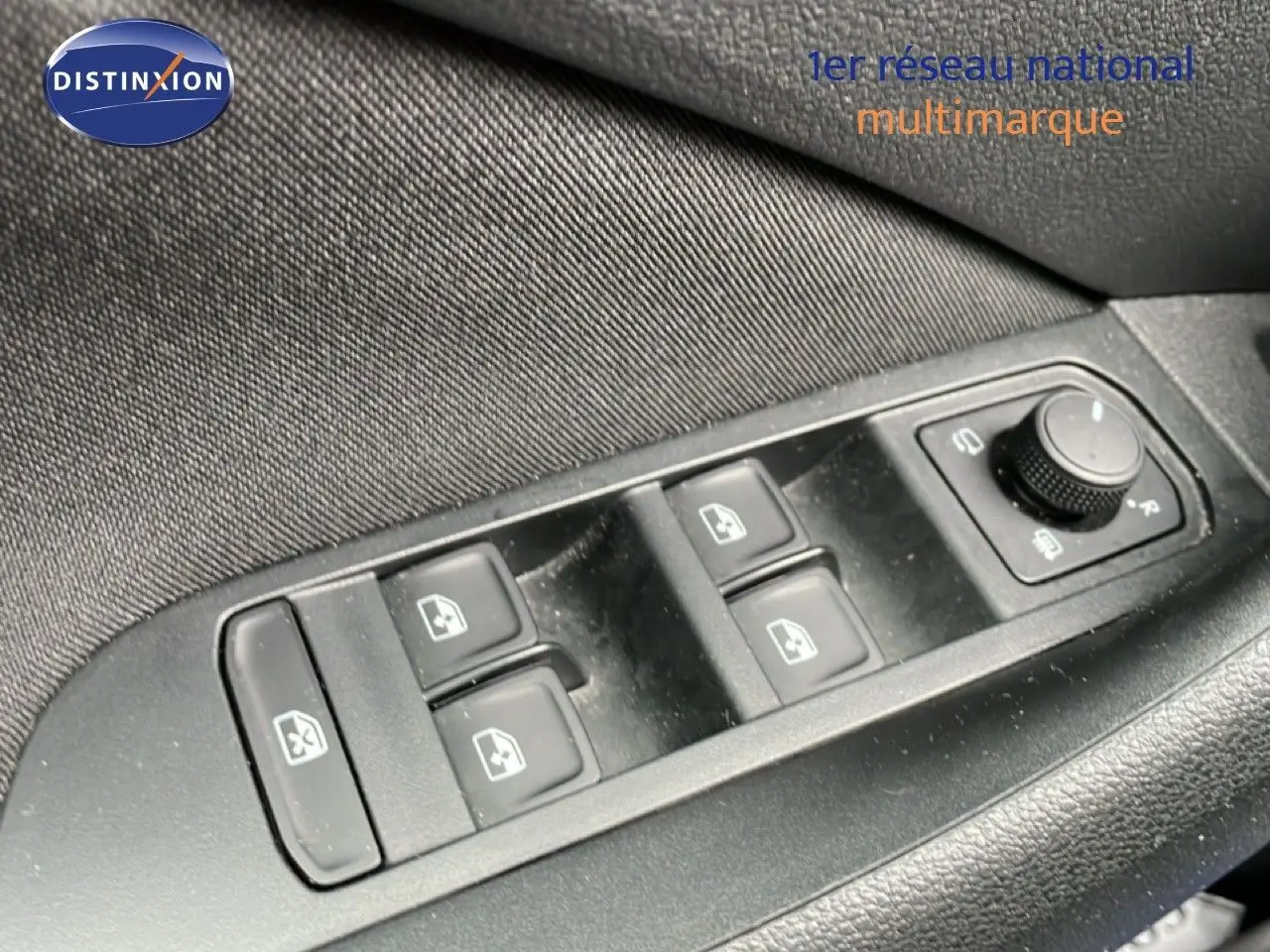 Gros plan sur les commandes des vitres électriques et rétroviseurs côté conducteur d’un Skoda Kamiq gris graphite 2025.