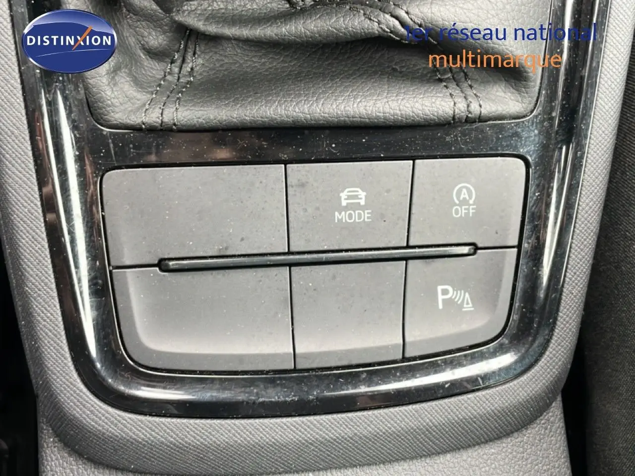 Gros plan sur les boutons de contrôle de mode de conduite et assistance au stationnement d'une Skoda Kamiq 2025.