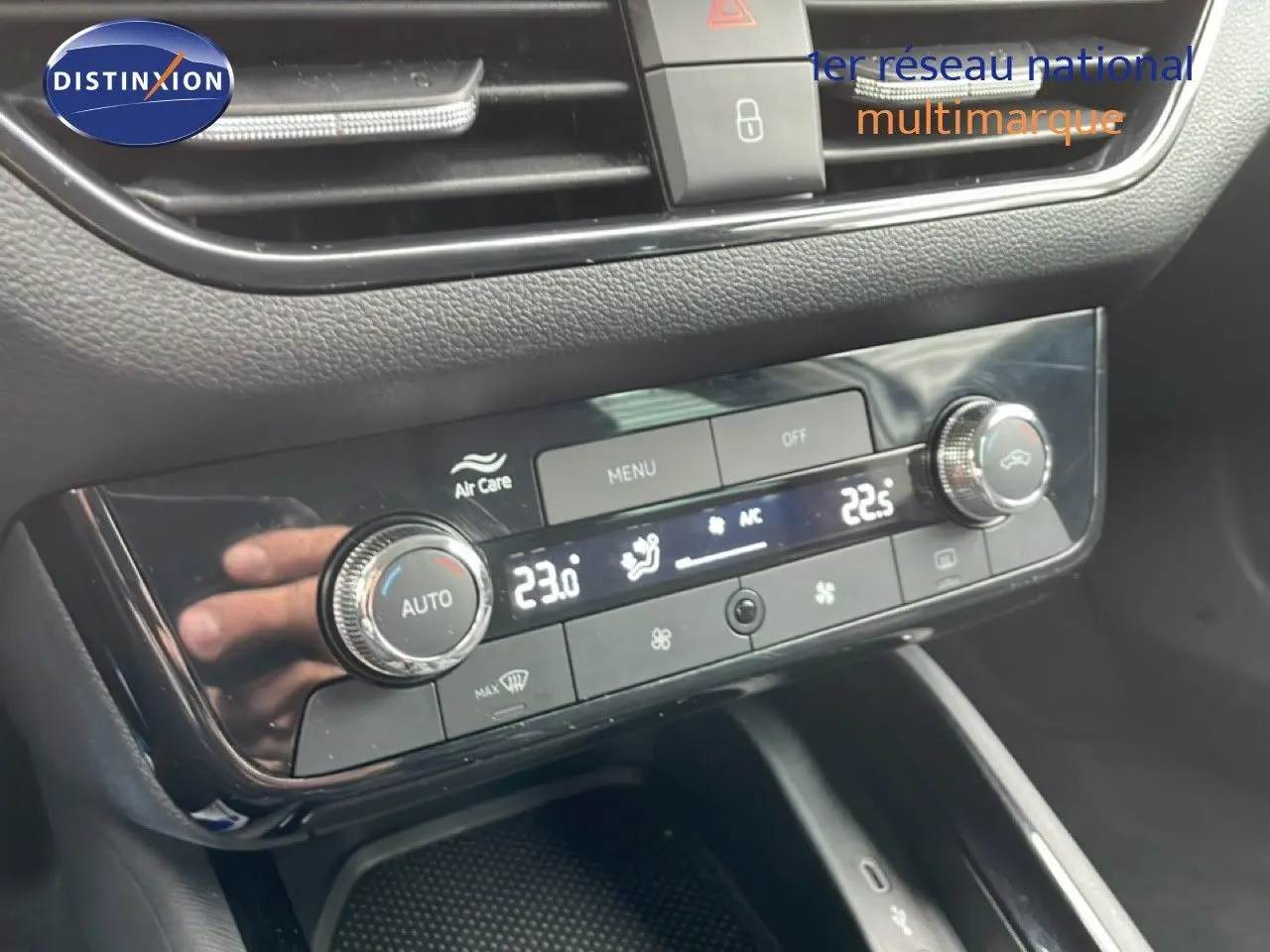 Détail de la console centrale de la Skoda Kamiq 2025 avec commandes de climatisation digitale et finition noire brillante.