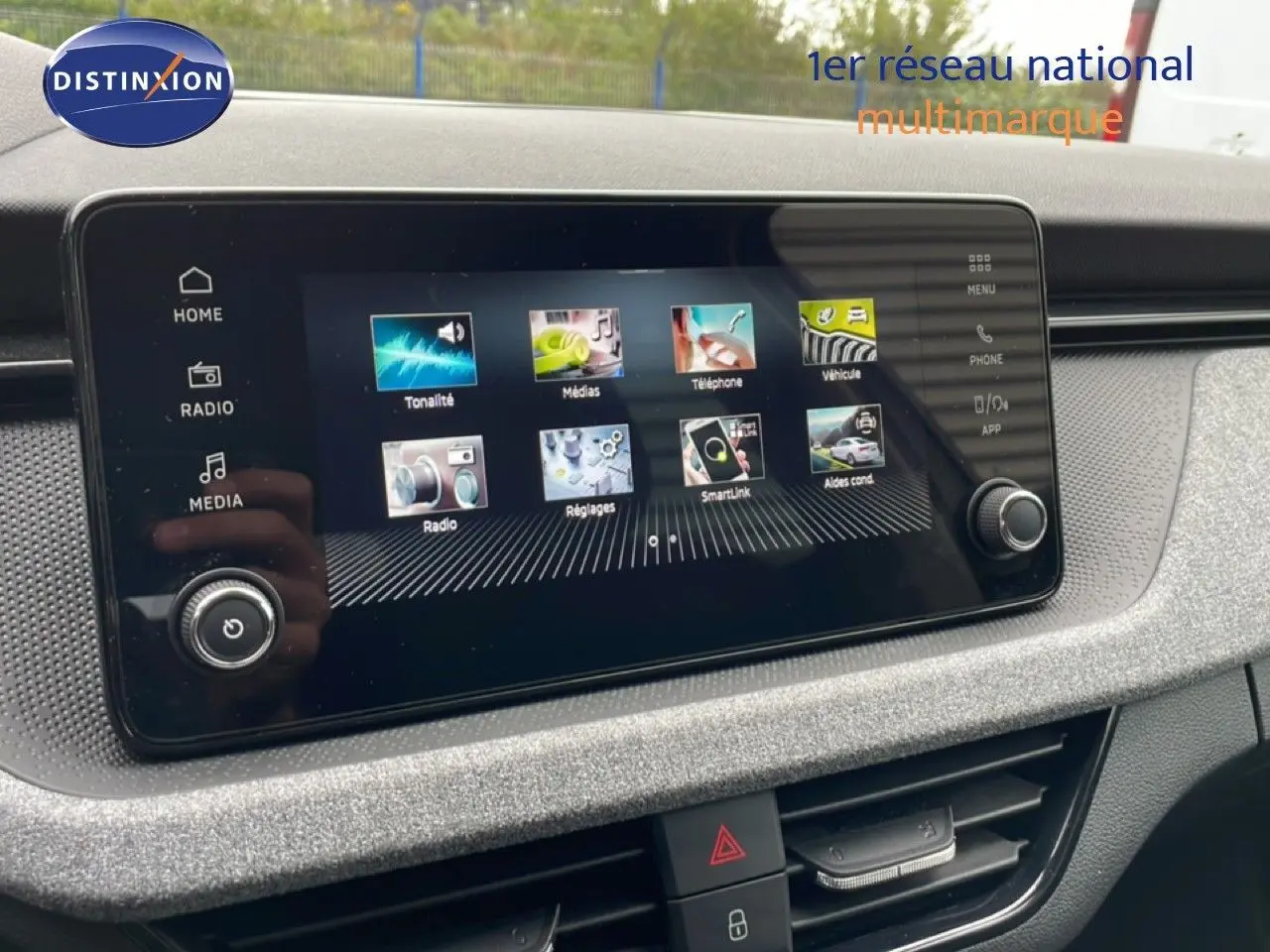 Écran tactile central du Skoda Kamiq 2025 en gros plan, affichant le menu multimédia avec interface moderne.