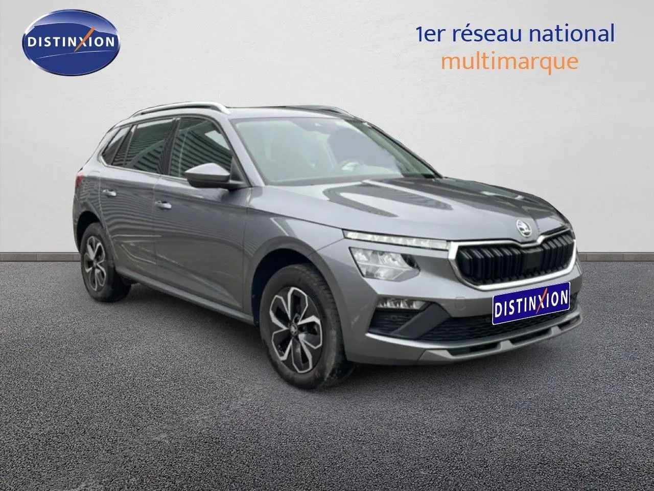 SKODA KAMIQ gris graphite métal en 3/4 avant droit, avec calandre noire et jantes alliage distinctives.