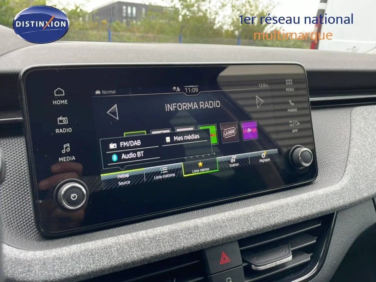 Écran tactile multimédia du Skoda Kamiq 2025, affichant la radio Informa, entouré d'une finition intérieure grise texturée.