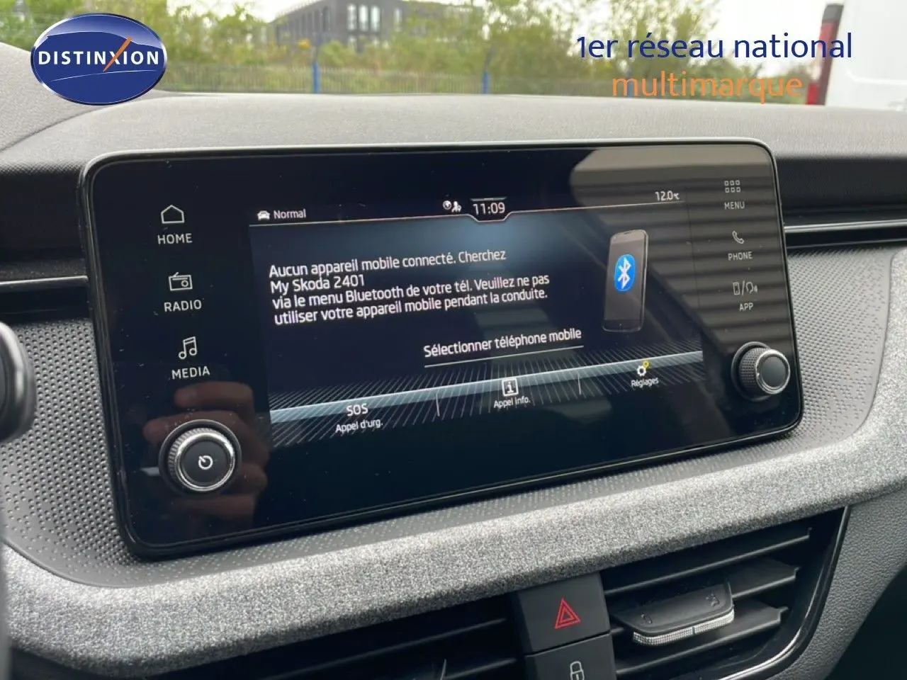 Écran tactile central du Skoda Kamiq 2025 en gros plan, affichant le menu Bluetooth sur tableau de bord gris graphite.