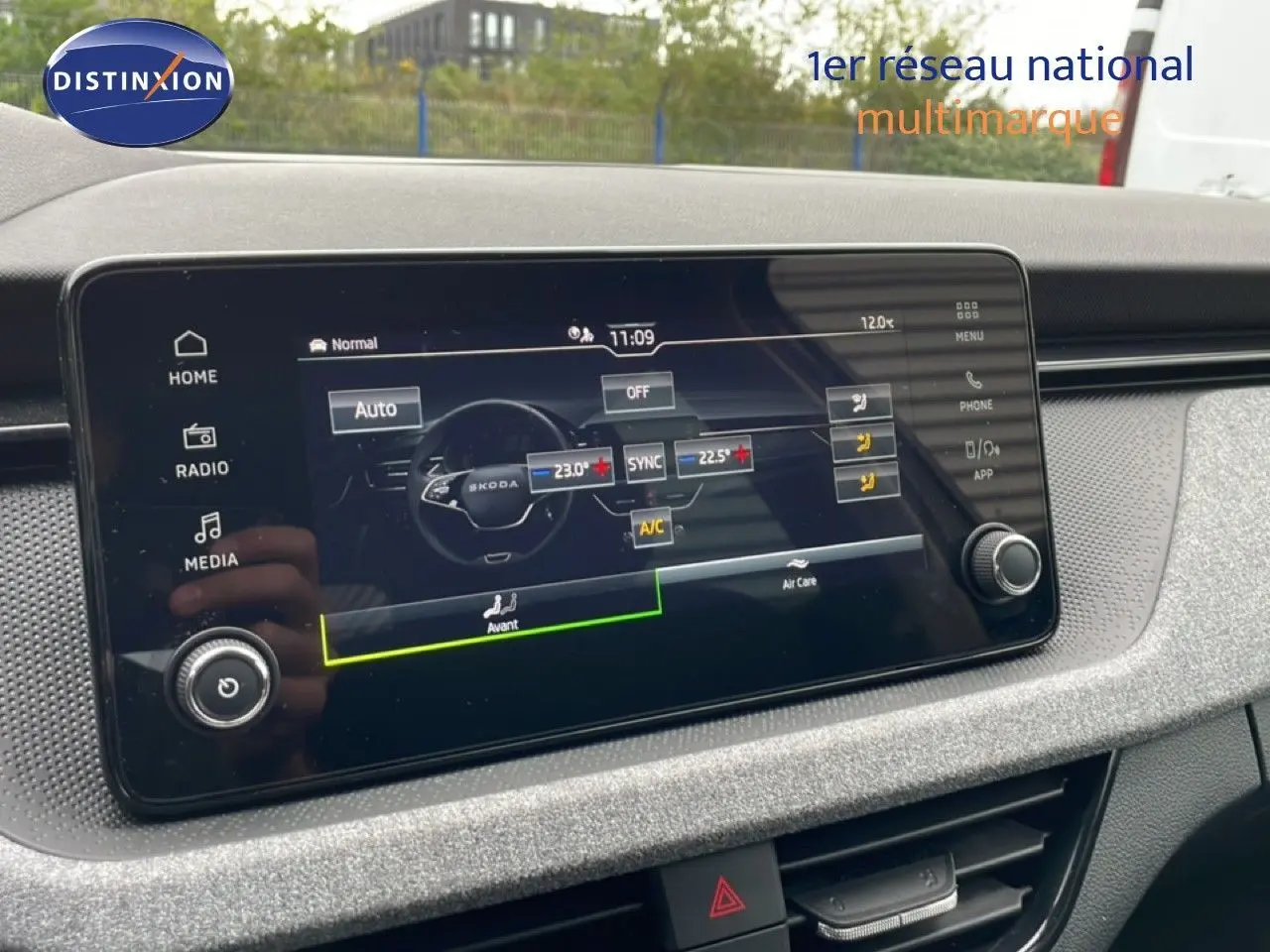 Écran tactile central du Skoda Kamiq 2025 en gros plan, affichant les réglages de climatisation dans un intérieur gris graphite.