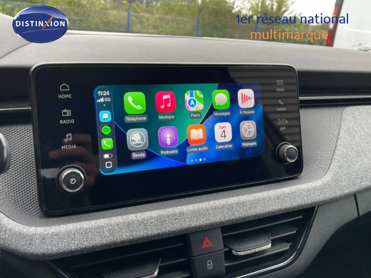 Écran tactile central du tableau de bord du Skoda Kamiq 2025, affichant l'interface Apple CarPlay.
