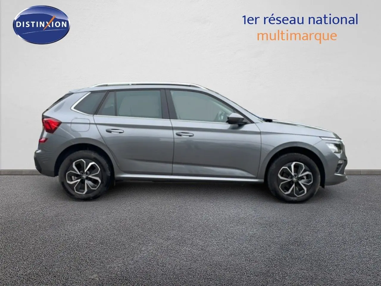 Vue latérale droite du Skoda Kamiq gris graphite métal 2025 avec jantes alliage et lignes épurées.