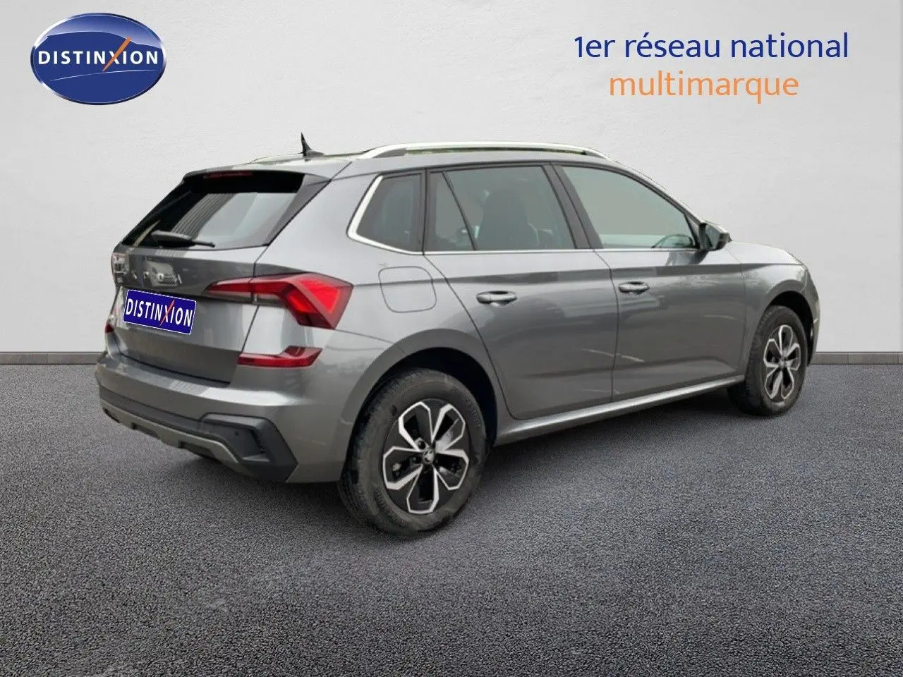 Vue 3/4 arrière droite d'un Skoda Kamiq gris graphite métal 2025 avec jantes alliage et feux LED distinctifs.