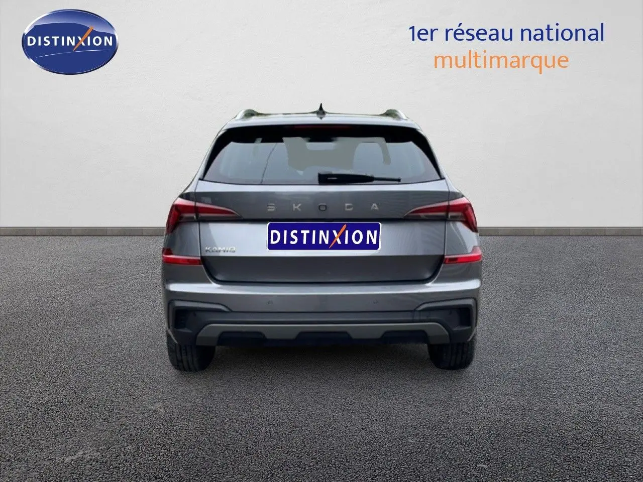 Vue arrière d'un Skoda Kamiq gris graphite métal 2025, avec feux LED et logo distinctif au centre du hayon.