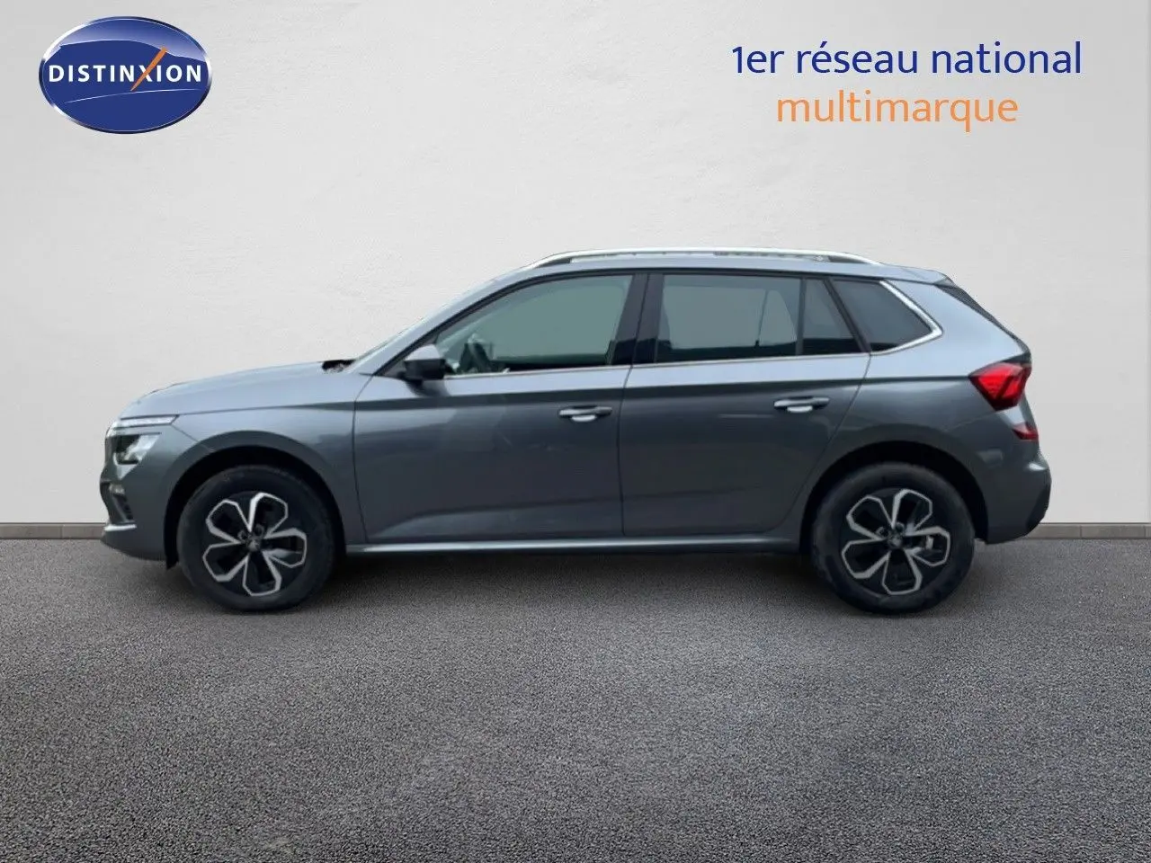 Vue latérale droite d'un Skoda Kamiq 2025 gris graphite métal avec jantes alliage et toit ouvrant panoramique.
