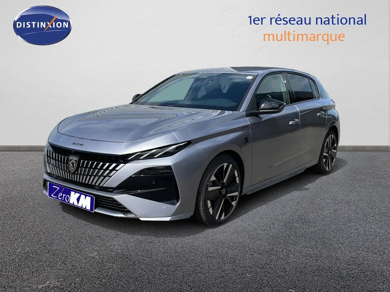 Vue 3/4 avant d'une Peugeot 308 gris Artense métal avec calandre distinctive et jantes alliage noires.