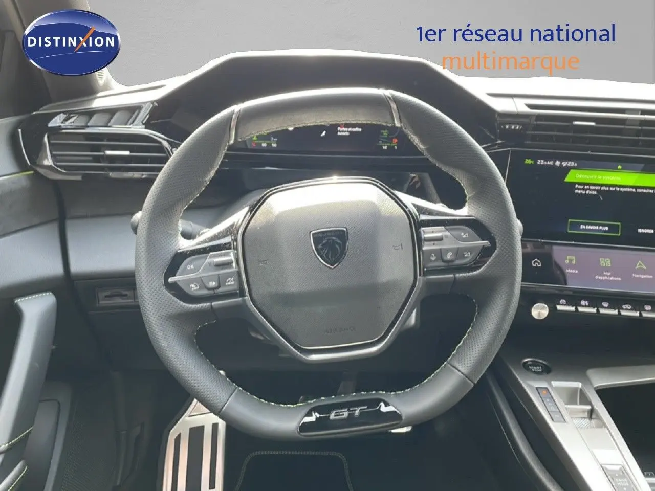 Vue intérieure centrée sur le volant GT en cuir noir du Peugeot 308 gris Artense, avec tableau de bord digital et écran tactile.