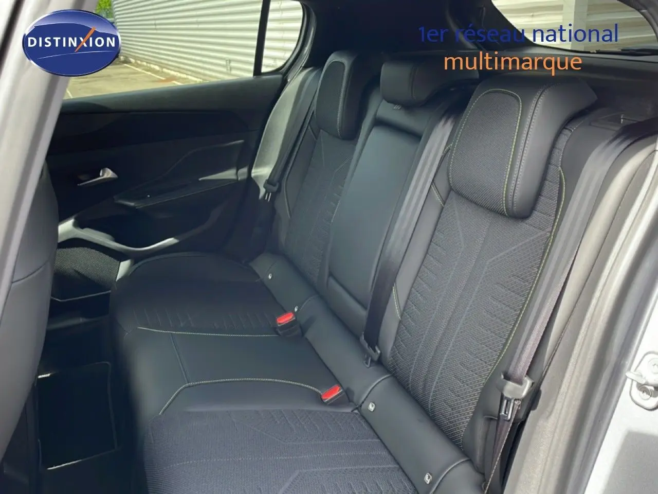 Vue intérieure côté droit des sièges arrière en tissu et cuir noir du Peugeot 308 gris Artense 2026.