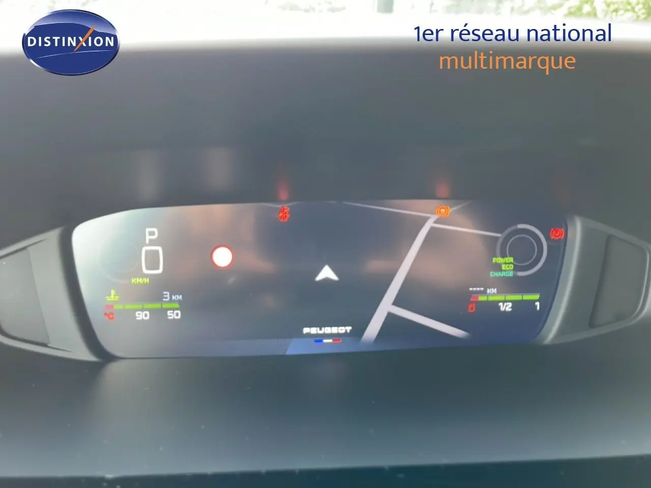 Tableau de bord numérique de Peugeot 308 gris Artense, affichage de la vitesse, navigation et indicateurs hybrides.