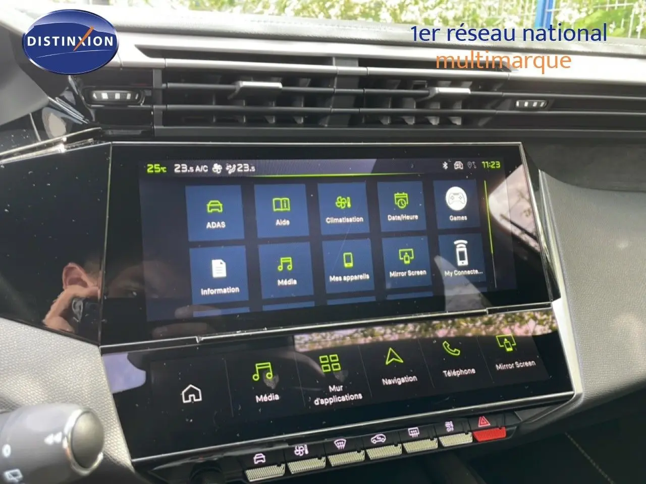 Vue intérieure du tableau de bord de la Peugeot 308 gris Artense, avec écran tactile multifonction et commandes digitales.