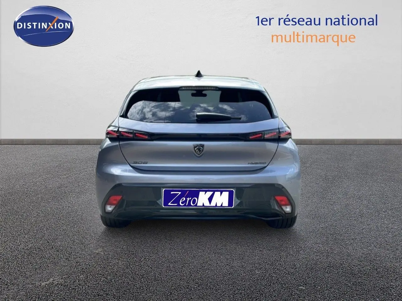Vue arrière d'une Peugeot 308 gris Artense métal, mettant en valeur ses feux arrière fins et son design épuré.