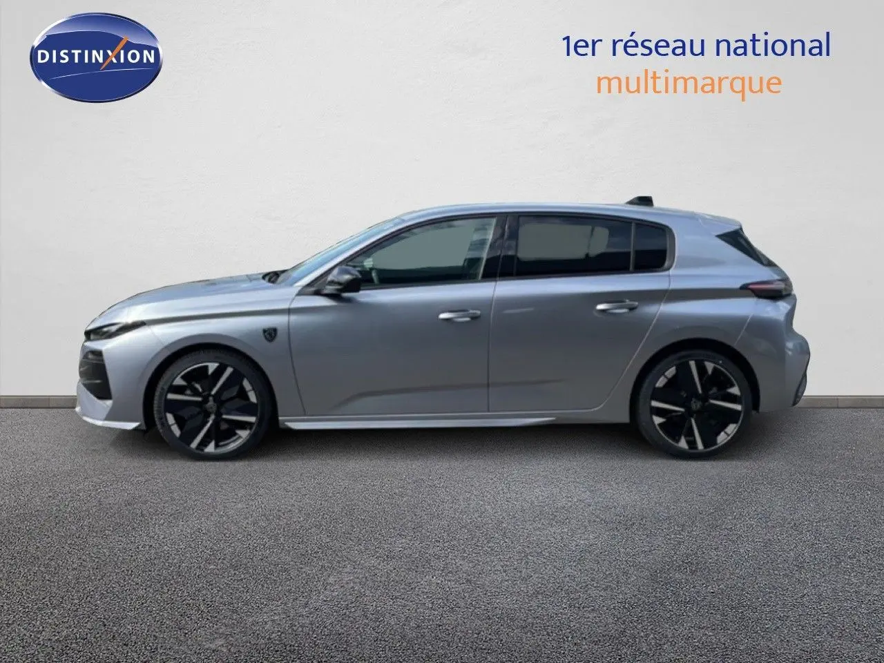Profil droit d'une Peugeot 308 1.2 Hybrid 145ch GT gris Artense métal avec jantes noires et détails modernes.