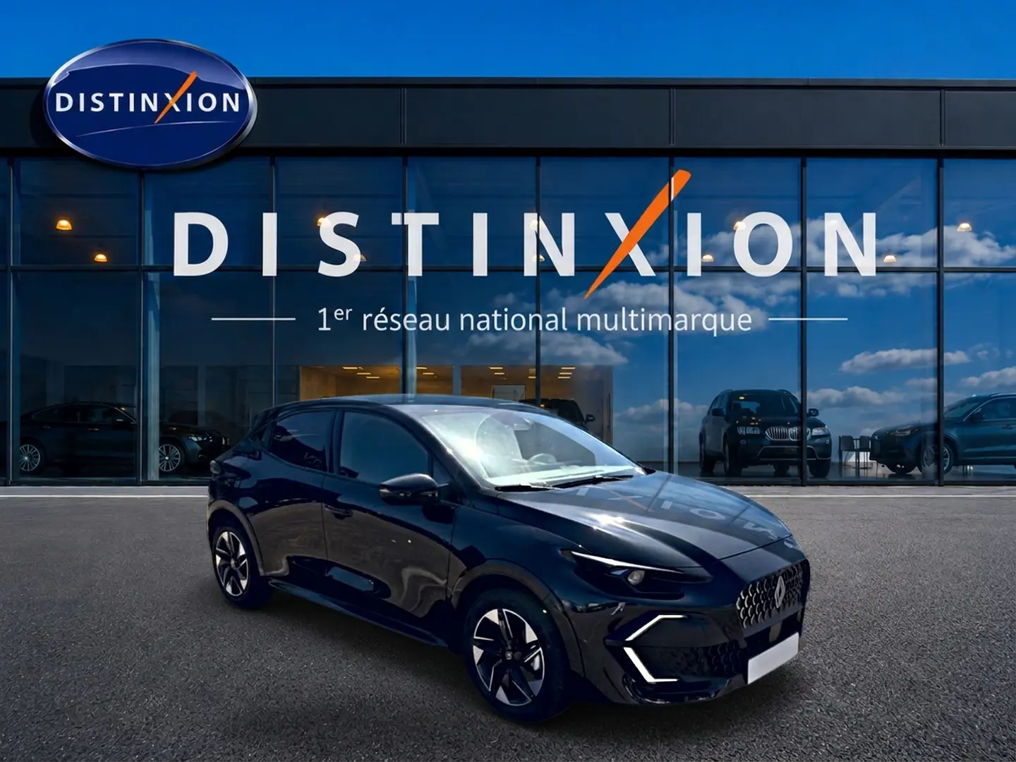 Renault Clio VI noire vue en 3/4 avant droit, avec jantes alliage et signature lumineuse LED distinctive.