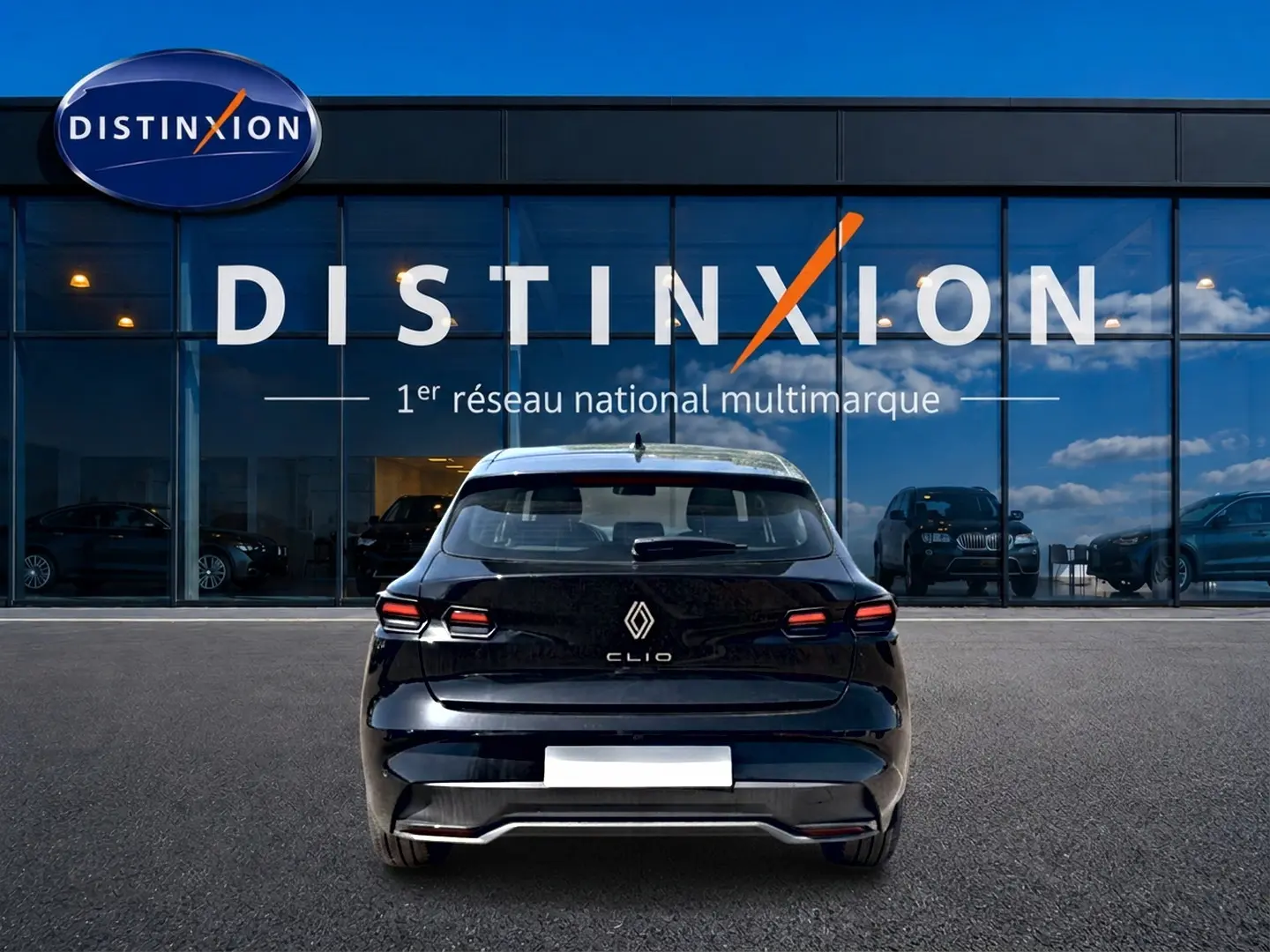 Vue arrière d'une Renault Clio VI noire 2026, avec feux LED et logo distinctif bien visibles.