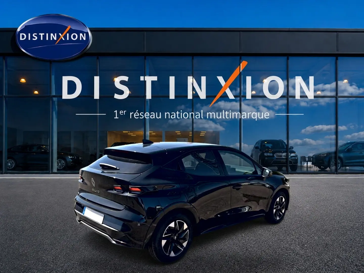 Renault Clio VI noire vue en 3/4 arrière droit, avec jantes alliage et feux arrière LED distinctifs.