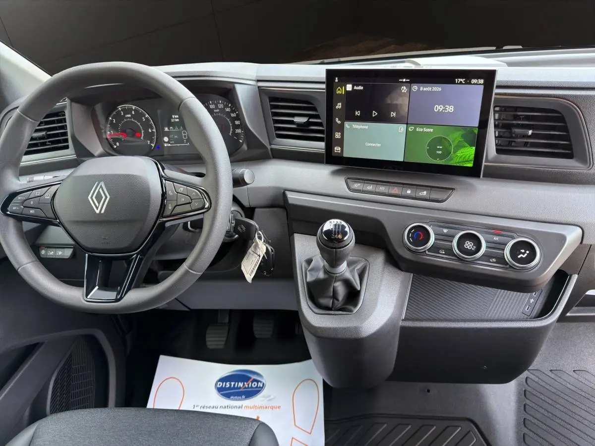 Vue intérieure du tableau de bord du Renault Master blanc 2026, avec volant multifonctions et écran tactile central.