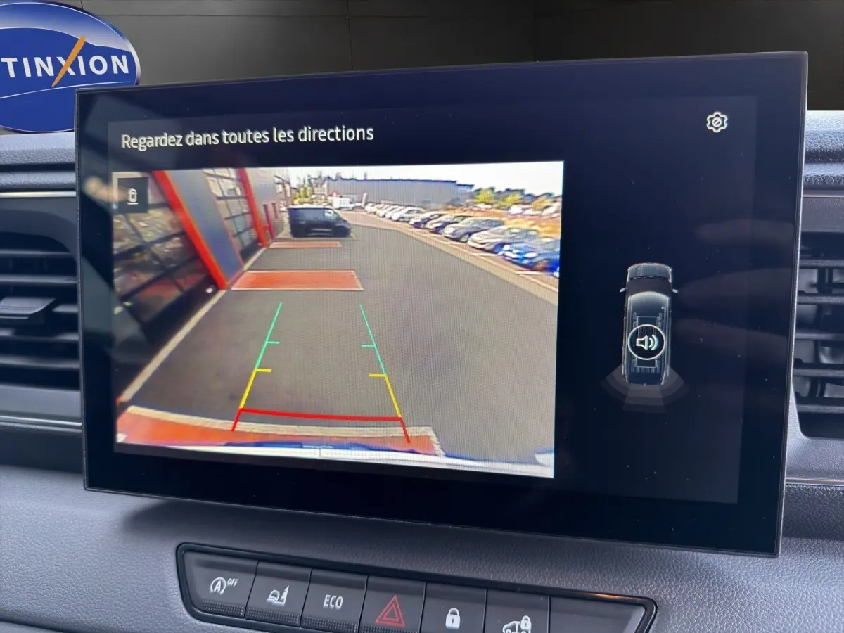 Écran tactile intérieur montrant la caméra de recul du Renault Master blanc FG L2H2 3T5, avec guidage coloré.