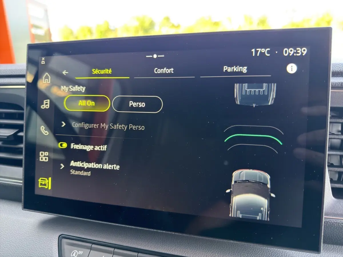 Écran tactile intérieur du Renault Master 2026 affichant les options de sécurité et assistance au freinage actif.