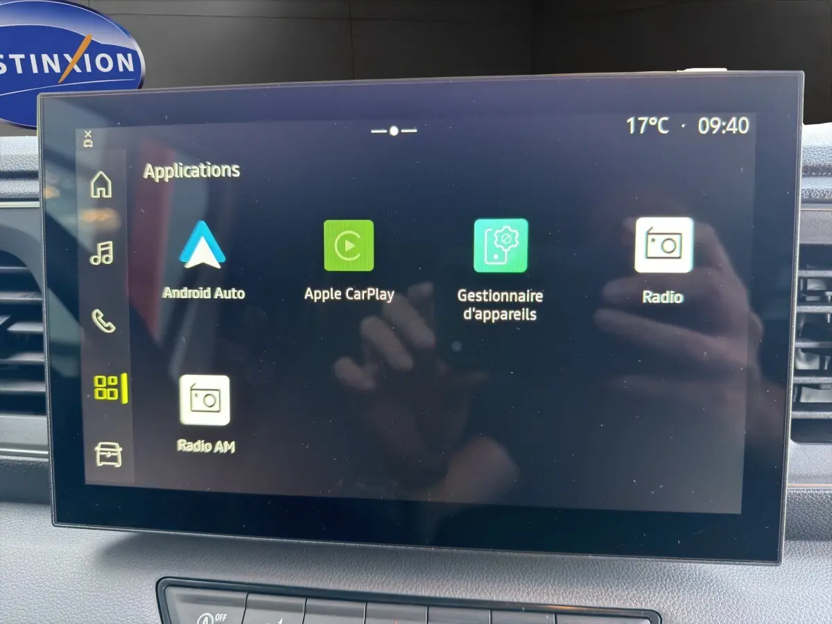 Écran tactile central du tableau de bord du Renault Master blanc, affichant les applications Android Auto et Apple CarPlay.