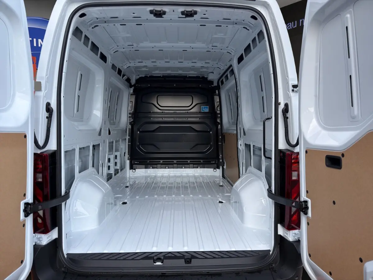 Vue arrière ouverte du Renault Master blanc montrant l'intérieur vide et spacieux de la zone de chargement.